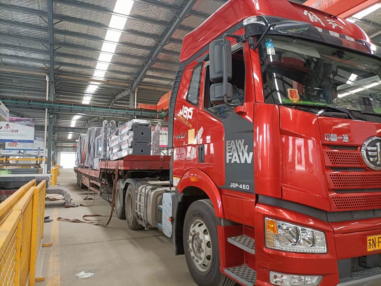 榮大第二批不銹鋼公交候車亭發往山東