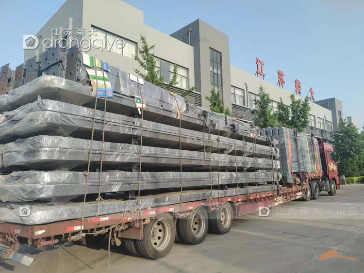 江蘇榮大智能公交站臺三車齊發配圖一